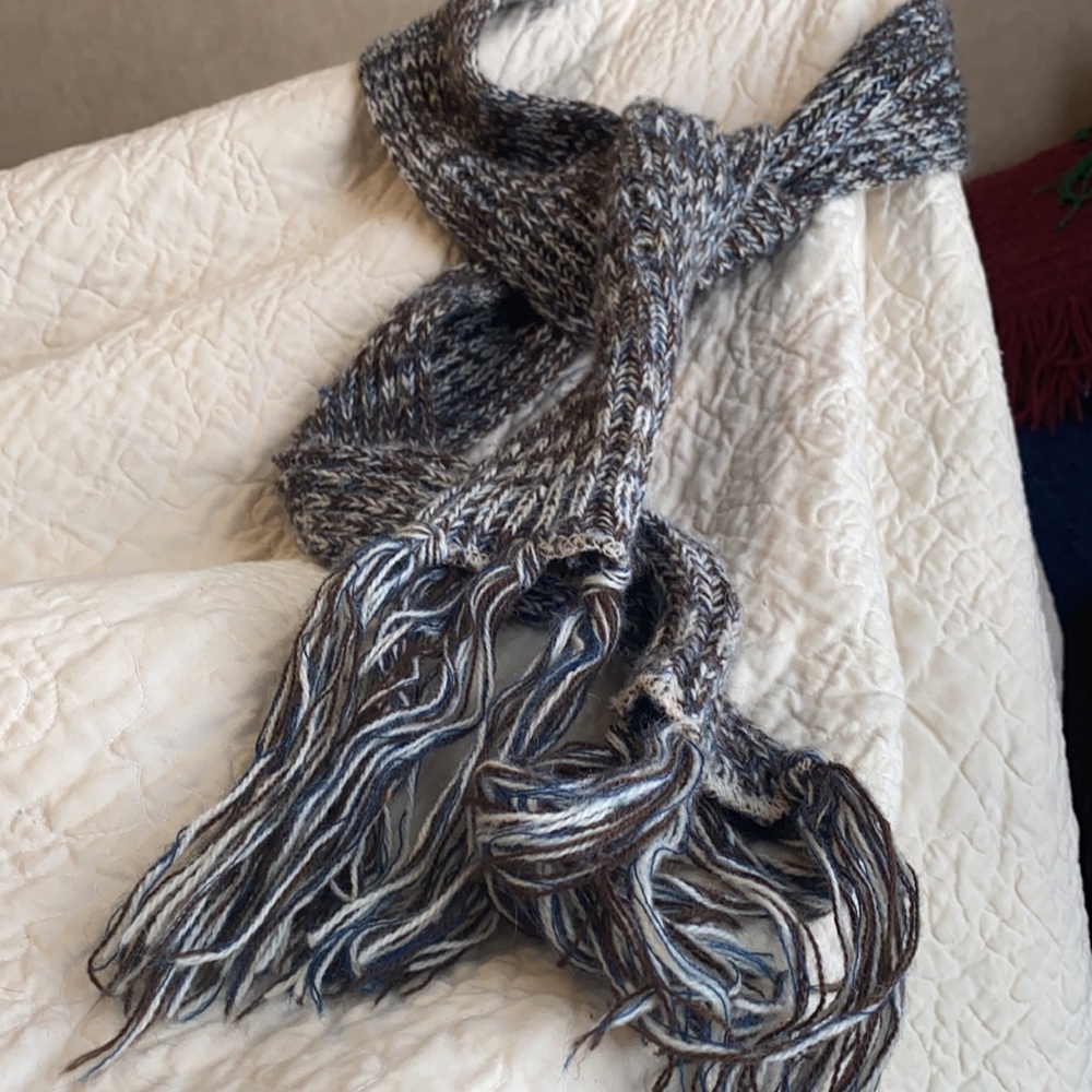 A beautiful black and white scarf !
